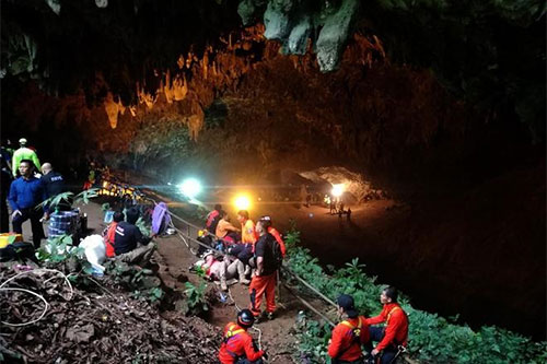 Miembros del equipo de rescate descansan fuera de la cueva Un grupo de 12 niños continúan atrapados en una cueva en Tailandia